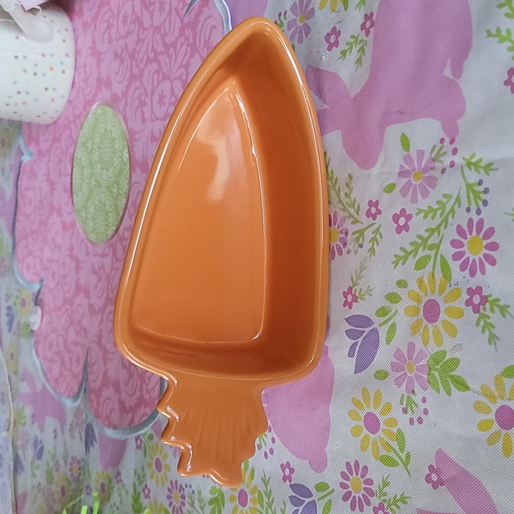NWOT Carrot shaped bowl
